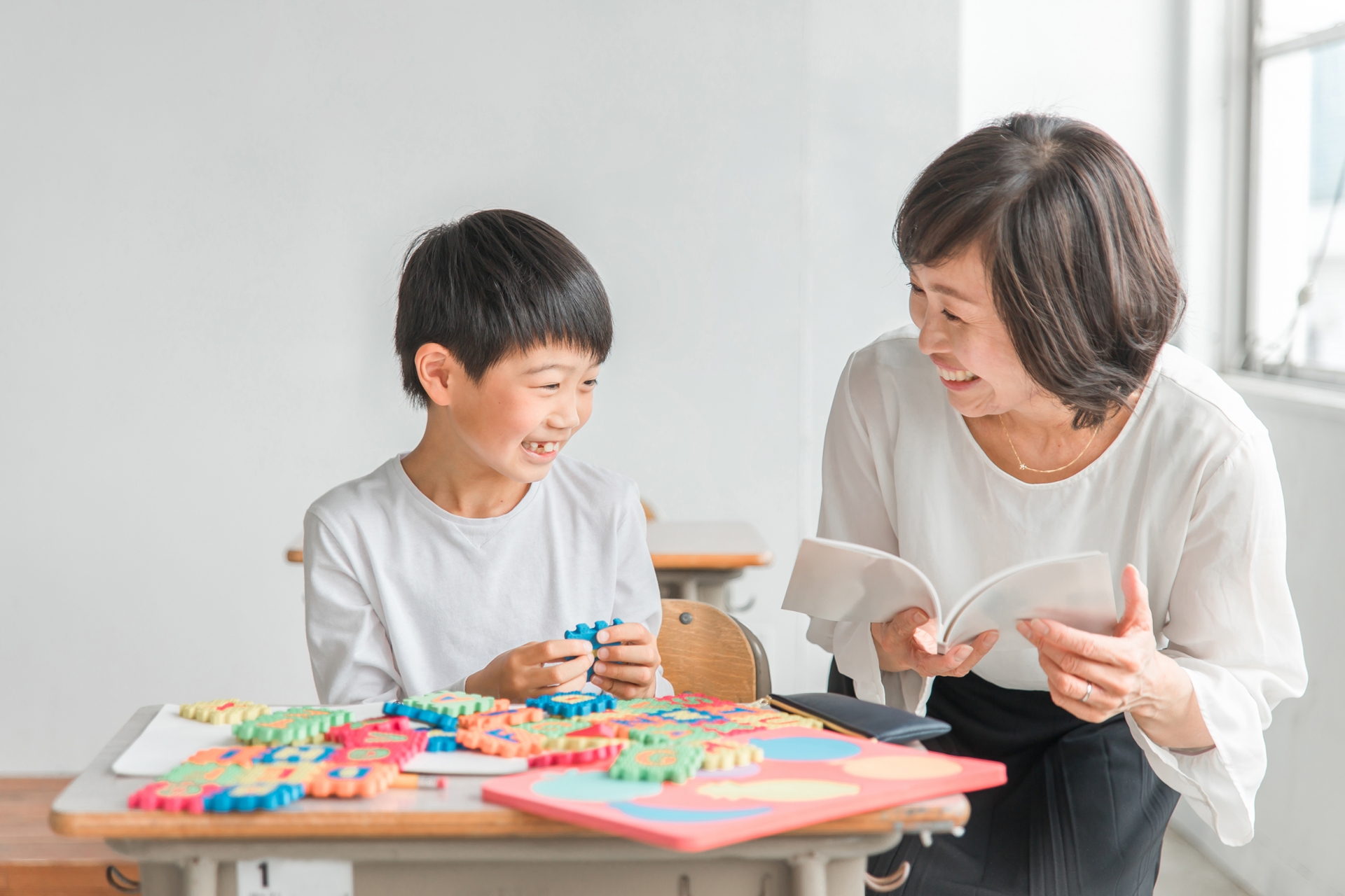 子どもとスタッフが笑い合うシーン